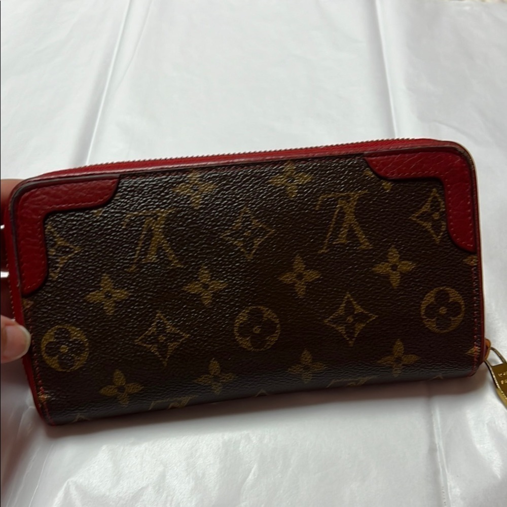 Louis Vuitton Monogram Retiro Cerese Zippy wallet. Comes with COA